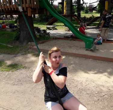 a Patrycja Mita z Żory swinging a rope - rope swing