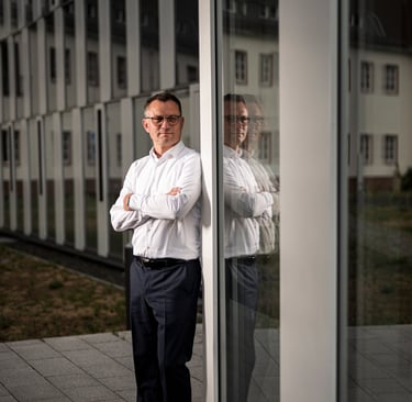 businessportraet-oranienburg-unternehmer-moderne-architektur