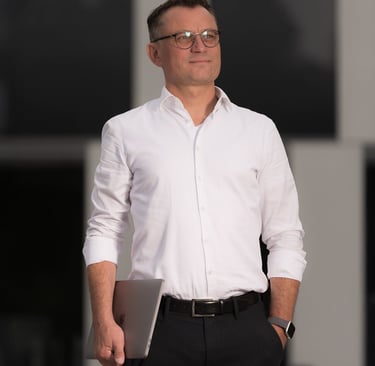 Unternehmer mit Laptop vor moderner Architektur in Oranienburg – Businessportrait bei Abendlicht