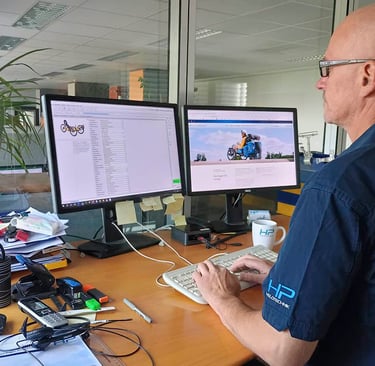 HP Velotechnik Mitarbeiter arbeitet mit Veloconnect-Interface am PC