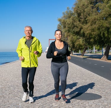 Femme/Homme de 50 ans pratiquant une activité physique pour rester en forme