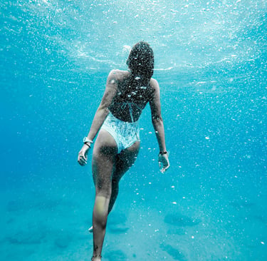 nageuse dans une eau bleue remontant a la surface