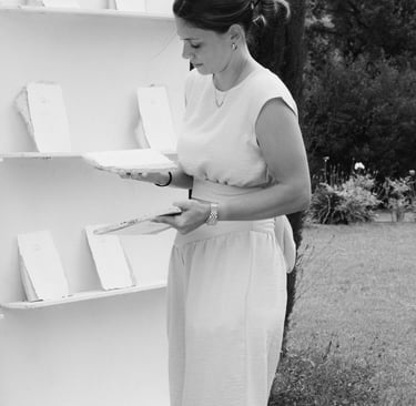 Wedding designer qui installe la décoration de mariage un plan de table avec du travertin
