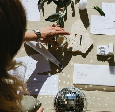 wedding planner en train d'organiser le flatlay photo du mariage