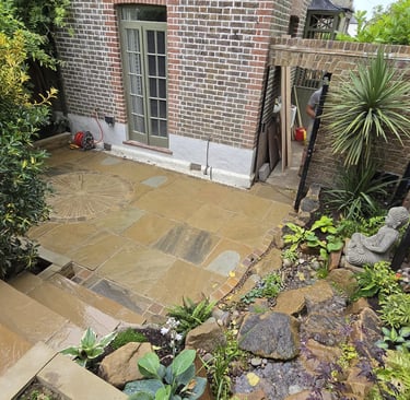 york stone patio with circle and water feature