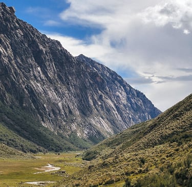 Valley towards Laguna Tullpacocha hike, Huaraz, Peru, South America