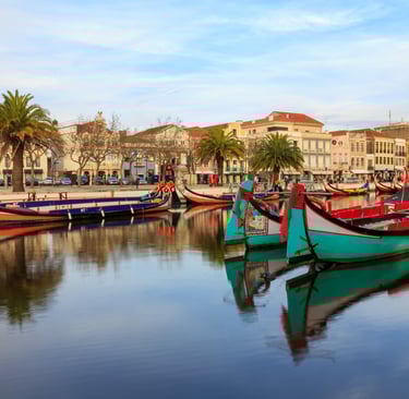 Barques traditionnelles Moliceiros dans les canaux d'Aveiro, Portugal