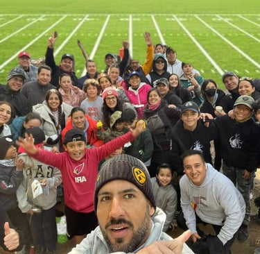 Padres de familia junto con coaches del equipo celebrando una victoria