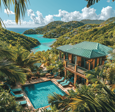 Hôtel de charme entouré de végétation luxuriante avec vue imprenable sur la mer.