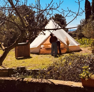 tienda glamping con vistas y gente interesada mirando