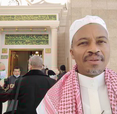 Devant l'entrée de la Chambre Sacrée à la Mosquée du Prophète à Médine
