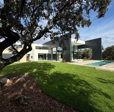 Foto del maravilloso jardín con piscina y de la extraordinaria fachada