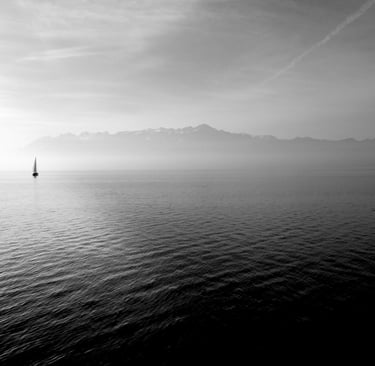 Photo d'un voilier sur un lac