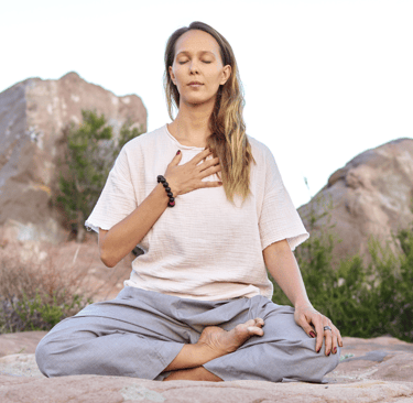 il corpo non mente, Alexander Lowen, bioenergetica, respirazione, persona che respira e si rilassa, meditazione