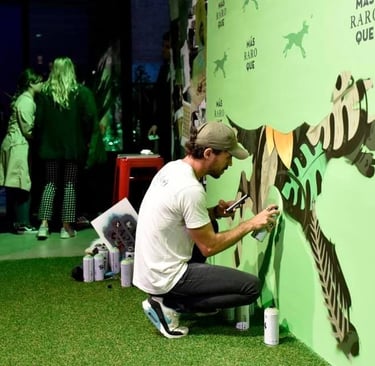 Yo realizando un show o live painting en un evento de una importante empresa de vinos.