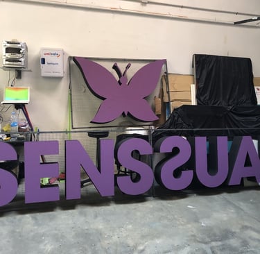 letras en volumen de discoteca en Ibiza, letrero, rótulo, branding