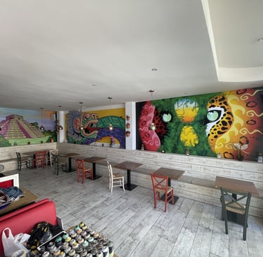 Varios murales en un restaurante mexicano. coloridos.