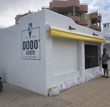 Logotipo y lettering en una heladería de Ibiza