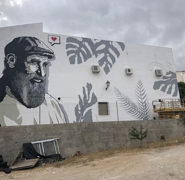 Mural en gran escala de un anciano. Mural para evento de arte urbano