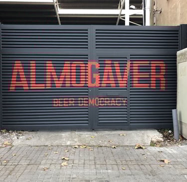 marca y logotipo pintado en una puerta de entrada a la empresa.