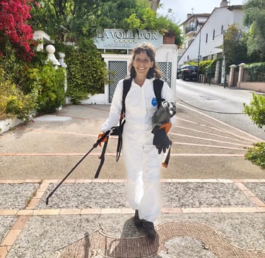 Applicatrice certifiée SuperMoustique devant l'hôtel La Voile d'Or à Saint-Jean-Cap-Ferrat
