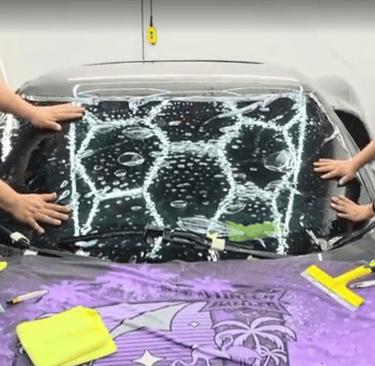 Película transparente en el parabrisas