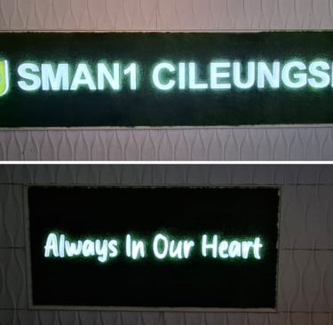 Huruf timbul akrilik nyala di SMAN 1 Cileungsi pada mading rumput sintetis. Karya Angel Family Laser