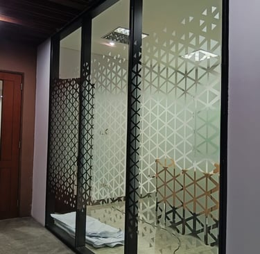 Pemasangan sticker sandblast motif geometris oleh tim AFL di Kantor Pemasaran Citra Gran Cibubur.
