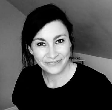 Monochrome portrait of Paula the artist looking at the camera