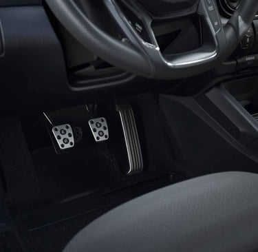 Interior do Hyundai HB20 1.0 2023 com foco nos pedais e câmbio manual, destacando o funcionamento da embreagem