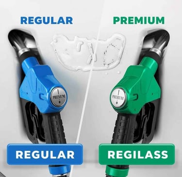 Comparativo visual entre gasolina comum e gasolina aditivada, com bicos de combustível azul e verde.