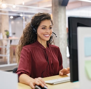Curso Informática Intensivo: Mulher utilizando um computador desktop e headphones
