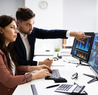 Curso de Analista de Marketing: Imagem de um homem e uma mulher trabalhando analisando dados