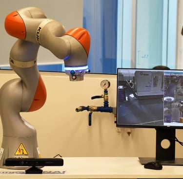 Na imagem é mostrada uma máquina tecnológica, aparentemente com cameras um homem e uma tela dividida