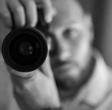 Photographe à Valensole en Provence prenant une photo, portrait noir et blanc avec appareil photo