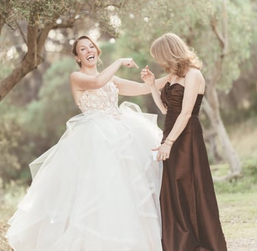 Mariée souriante dansant lors d’un mariage en Provence — film de mariage