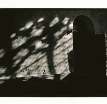 Wall lit with a light in  1000-years old church in Duxford. Author: Slawek Dejneka