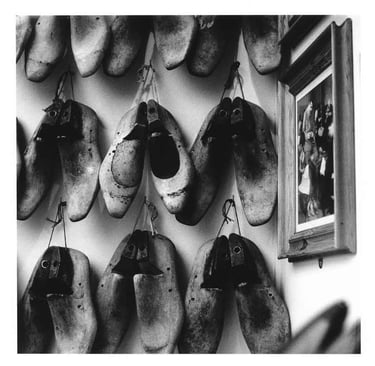 The cobbler's display in London. A silver-gelatine analogue print.