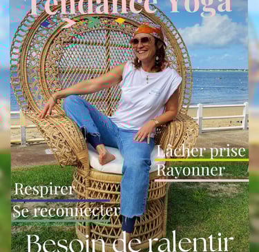 Femme souriante assise dans un grand fauteuil en rotin, bord de mer d’Arcachon en arrière-plan ; tex
