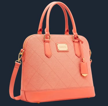 Tas jinjing terstruktur berwarna peach dengan puncak melengkung dan detail jahitan di latar putih.