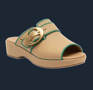 Sandal platform "Oasis Drift II" Signifo Camel Cream dengan aksen hijau.