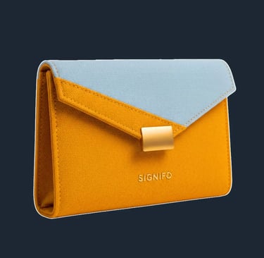 Dompet "Solstice Fold" Signifo kanvas Marigold Yellow dengan aksen biru dan strap lipat.