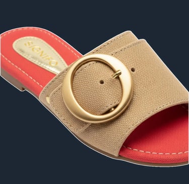 Sandal kanvas "Dune Whisper" Signifo Camel Cream dengan gesper emas.