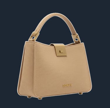 Tas jinjing "Dune Whisper" Signifo kanvas Camel Cream dengan penutup emas.