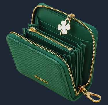Dompet "Emerald Charm" Signifo hijau dengan resleting emas dan gantungan semanggi.