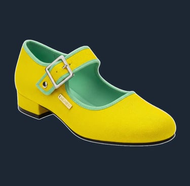 Sepatu Mary Jane "Le Pas Éclatant" Signifo kanvas Cyber Yellow dan aksen hijau mint.
