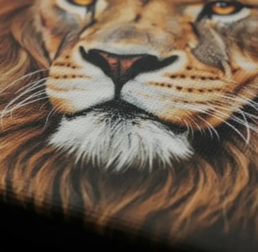  Foto makro dari kanvas SIGNIFO bergambar singa, menunjukkan tekstur kain di bawah print.