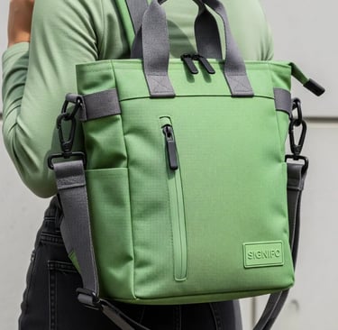 Tas ransel-tote hijau kalem dengan detail abu-abu dan desain serbaguna.