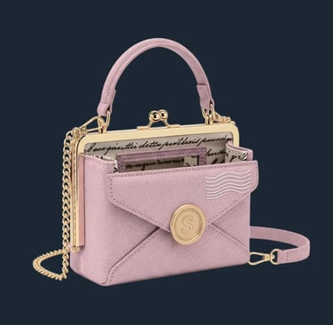 Tas tangan kotak berwarna dusty rose mauve dengan detail amplop dan stempel emas di latar putih.
