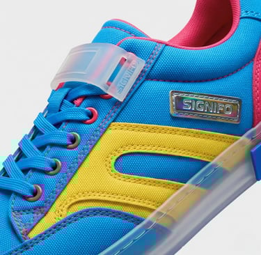 Tampilan dekat sepatu sneakers SIGNIFO Neon Horizon, berwarna biru, kuning, dan merah muda.